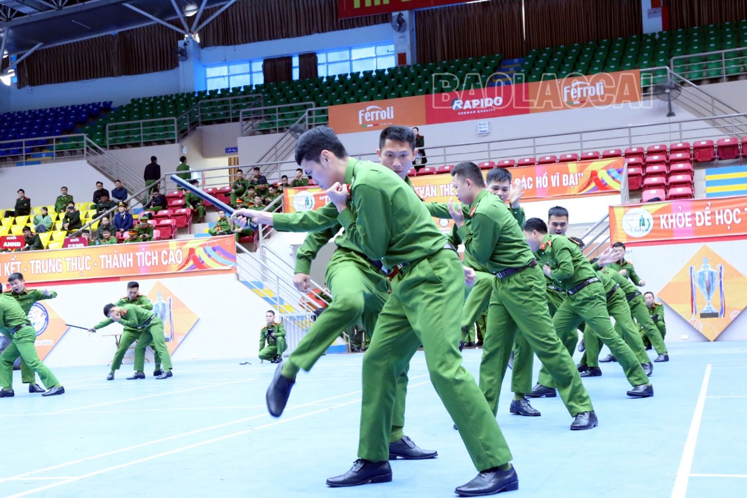 Phần thi Võ thuật của lực lượng công an để lại nhiều ấn tượng, thể hiện sức mạnh, bản lĩnh trong đấu tranh, trấn áp tội phạm. 12-8427-2124.jpg