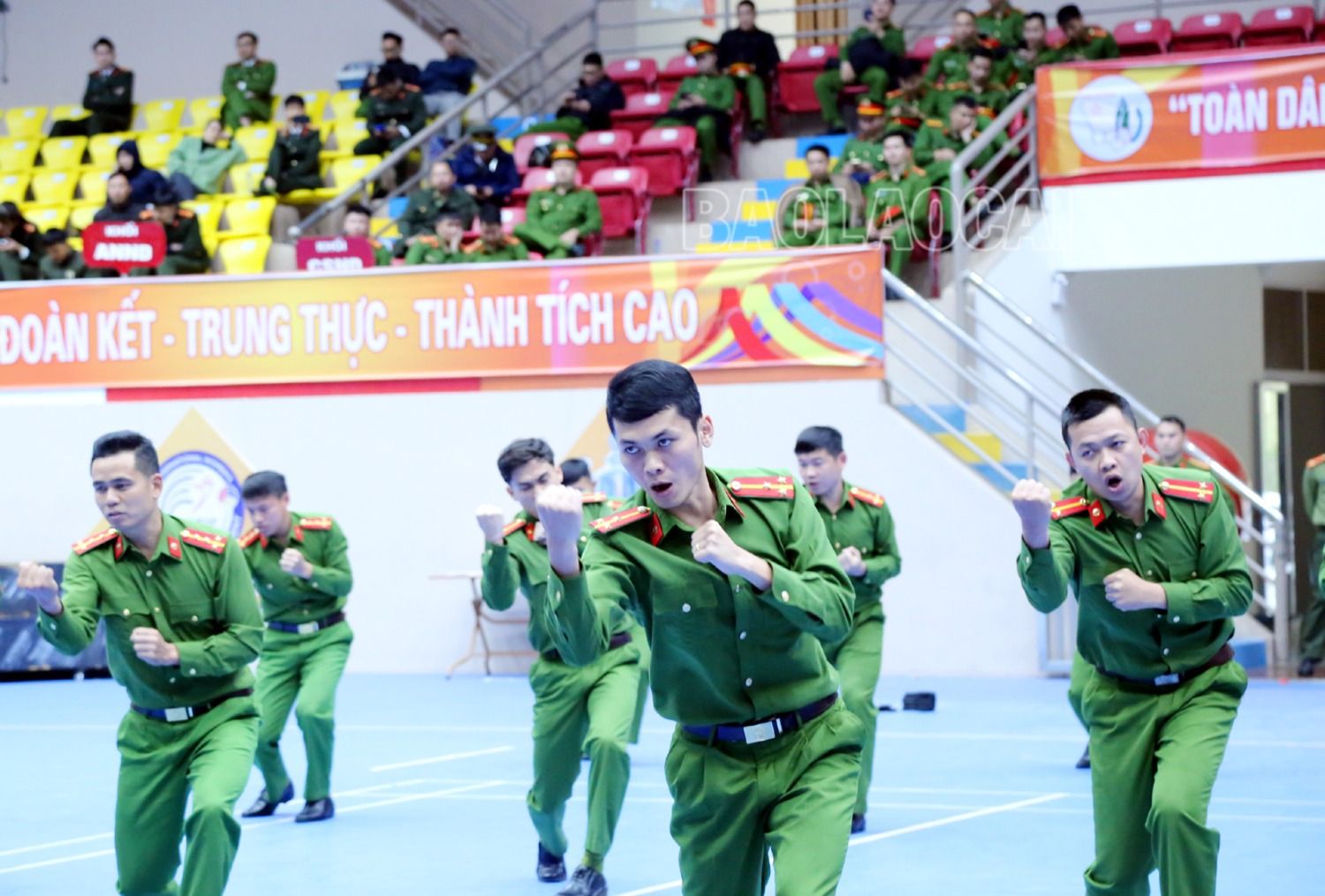 Các cán bộ, chiến sĩ đều nỗ lực, cố gắng thể hiện hết mình trong các bài thi. 7-646-3617.jpg