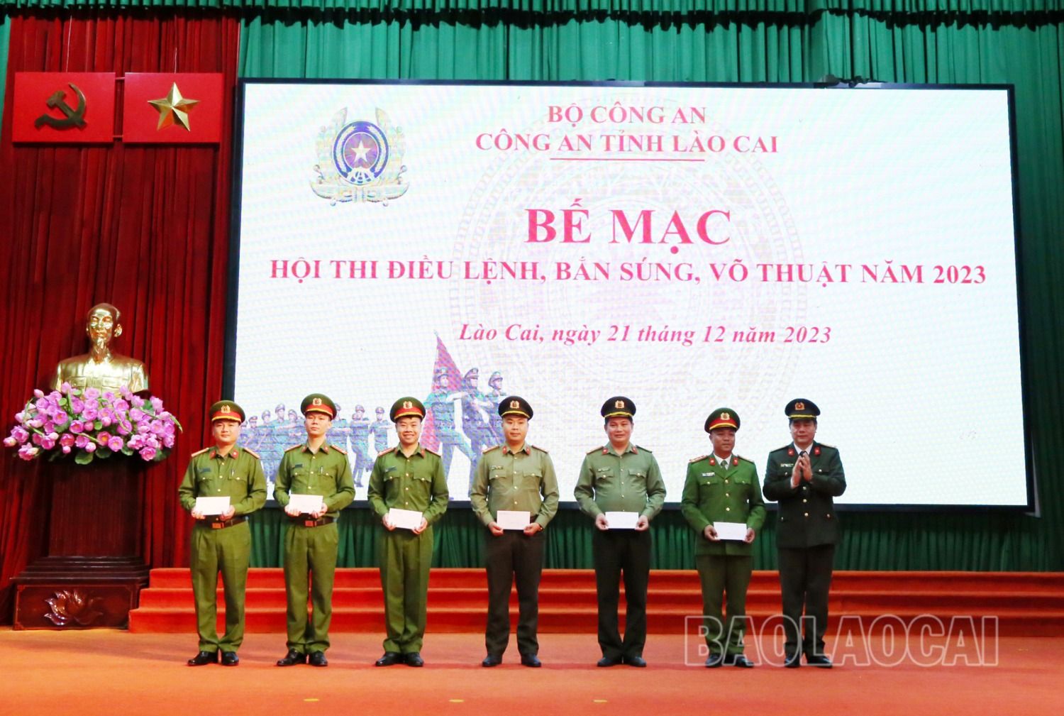 Ban Tổ chức trao các giải chuyên đề và giải phụ cho các đội tuyển. img-4746-5913-7365.jpg
