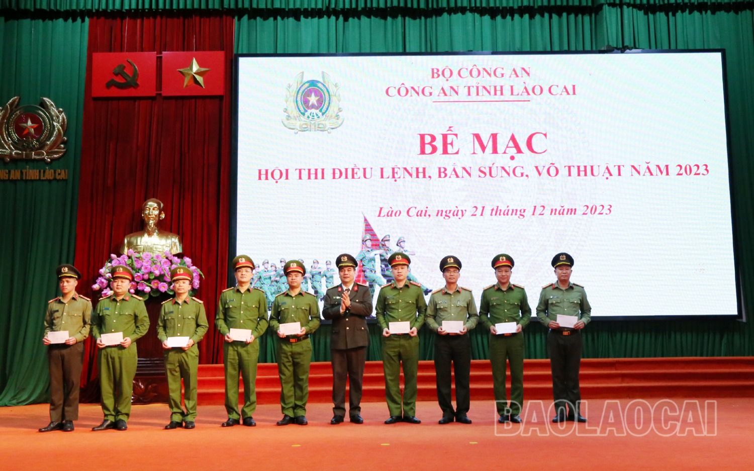 Ban Tổ chức trao giải cho phần thi Điều lệnh Công an nhân dân. 3-1686-9749.jpg