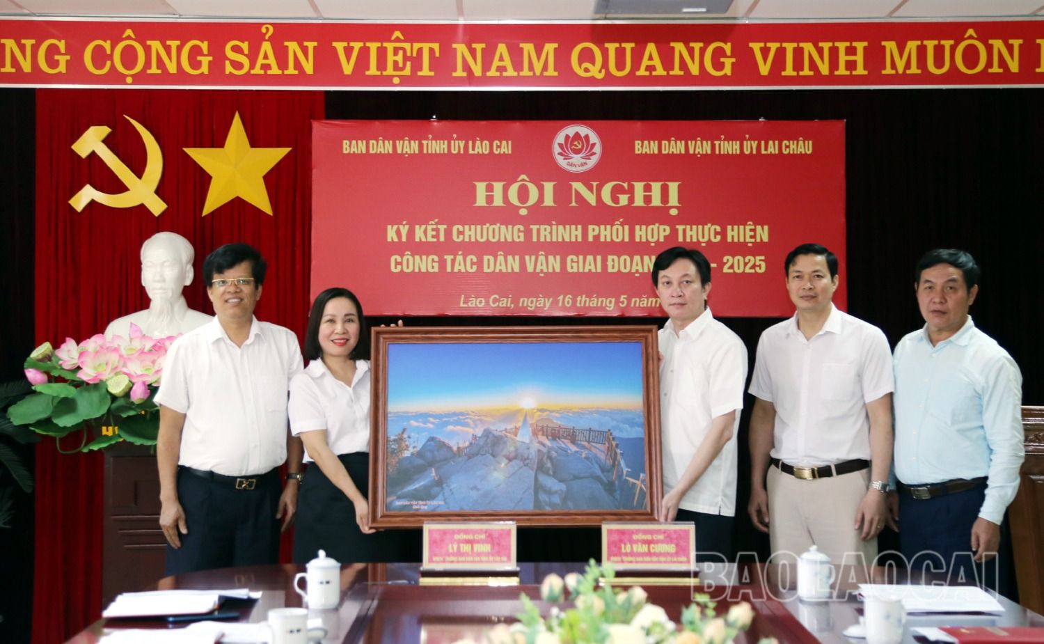 Ban Dân vận Tỉnh ủy Lào Cai tặng Ban Dân vận Tỉnh ủy Lai Châu bức ảnh đỉnh núi Phan Si Păng. 6.JPG