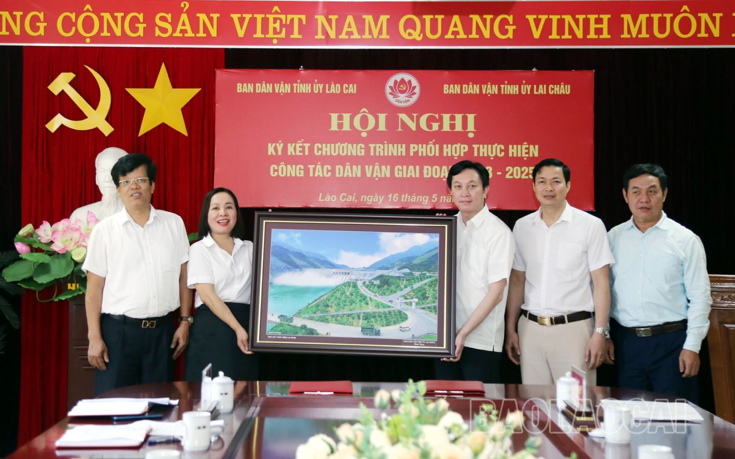 Ban Dân vận Tỉnh ủy Lai Châu tặng Ban Dân vận Tỉnh ủy Lào Cai bức ảnh công trình thủy điện Lai Châu. 7.JPG