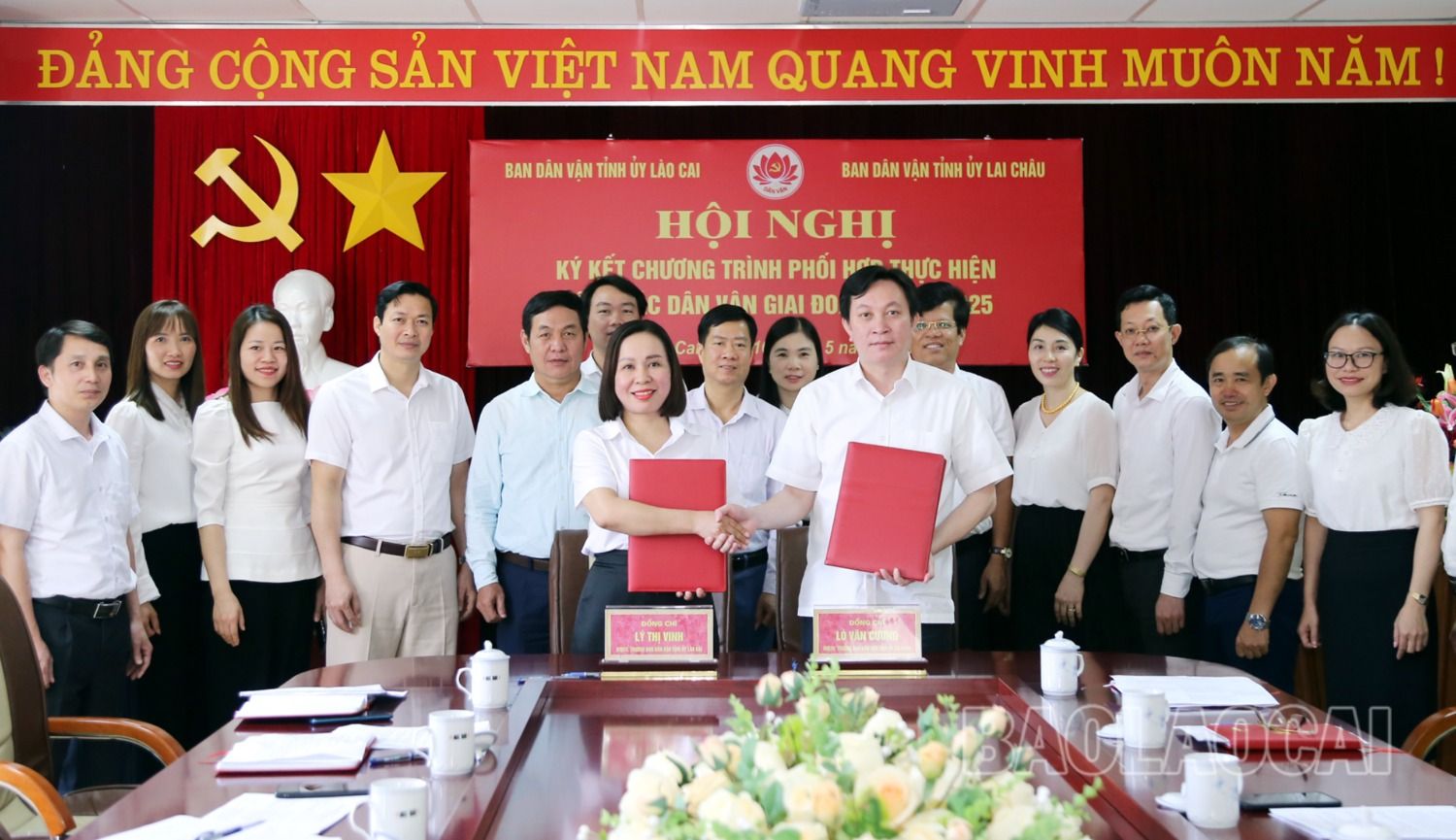 Đại diện Ban Dân vận Tỉnh ủy Lào Cai, Lai Châu ký kết chương trình phối hợp. 5.JPG