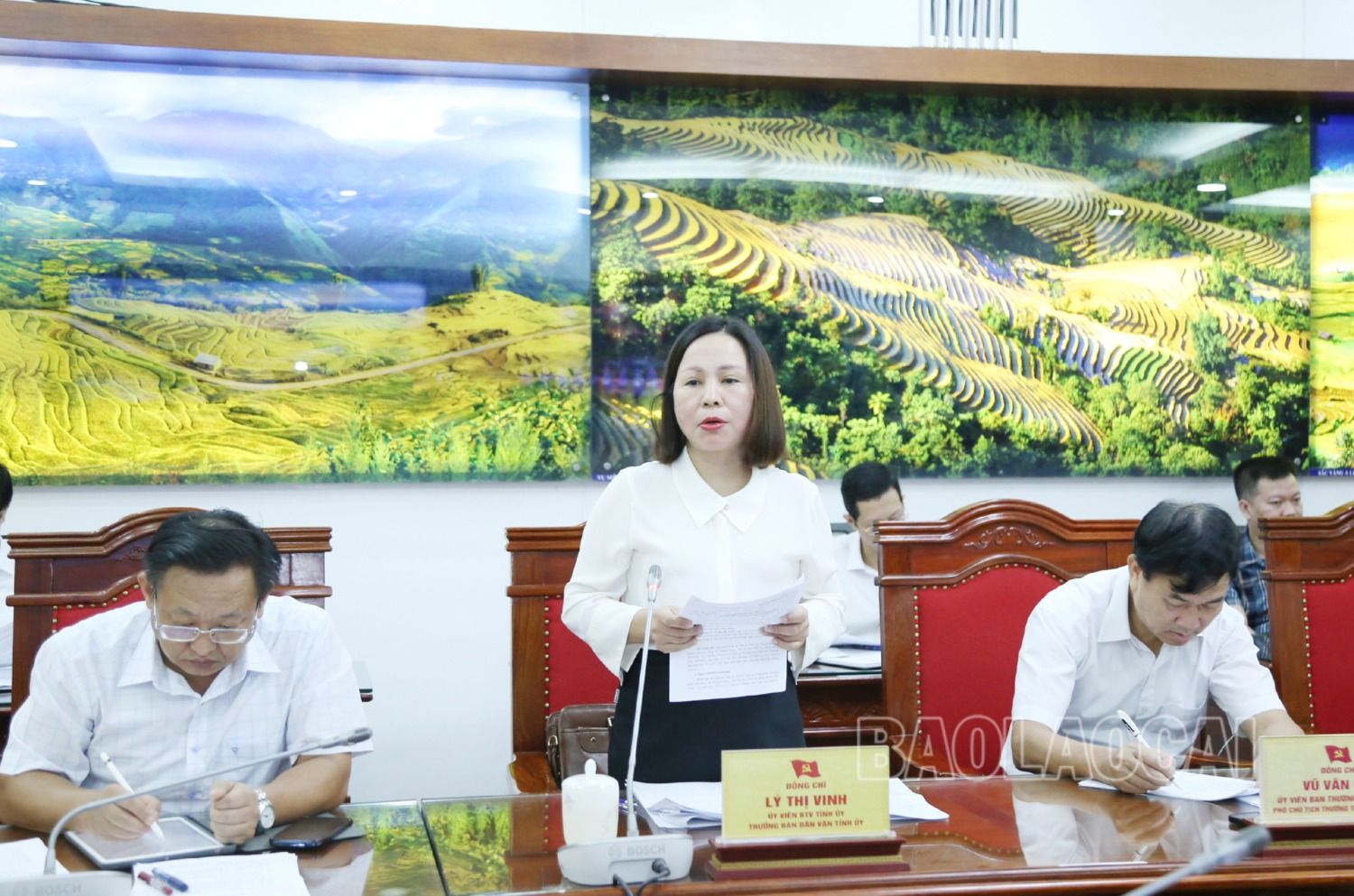 Đồng chí Lý Thị Vinh, Ủy viên Ban Thường vụ, Trưởng Ban Dân vận Tỉnh ủy báo cáo kết quả thực hiện Quyết định 218 của Bộ Chính trị tại tỉnh Lào Cai. 2.JPG