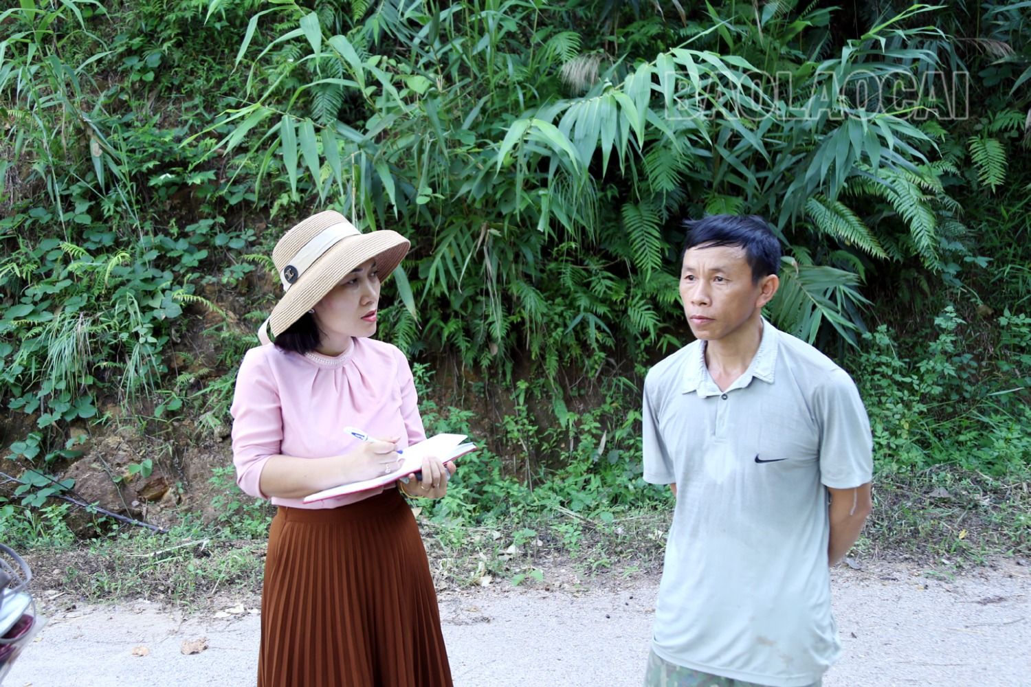 Anh Bàn Văn Thêm cho biết: Với giá cám tăng cao như hiện nay, trừ mọi chi phí, việc nuôi cá lồng trên sông Chảy không đem lại hiệu quả như mong đợi. 6.JPG