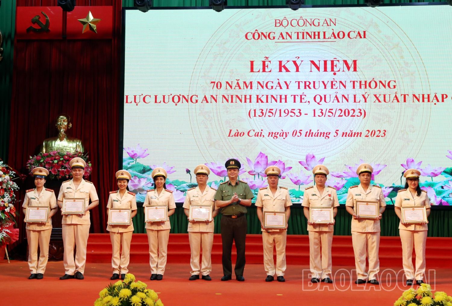 Tặng Giấy khen của Giám đốc Công an tỉnh cho các tập thể, cá nhân tiêu biểu. 8.JPG