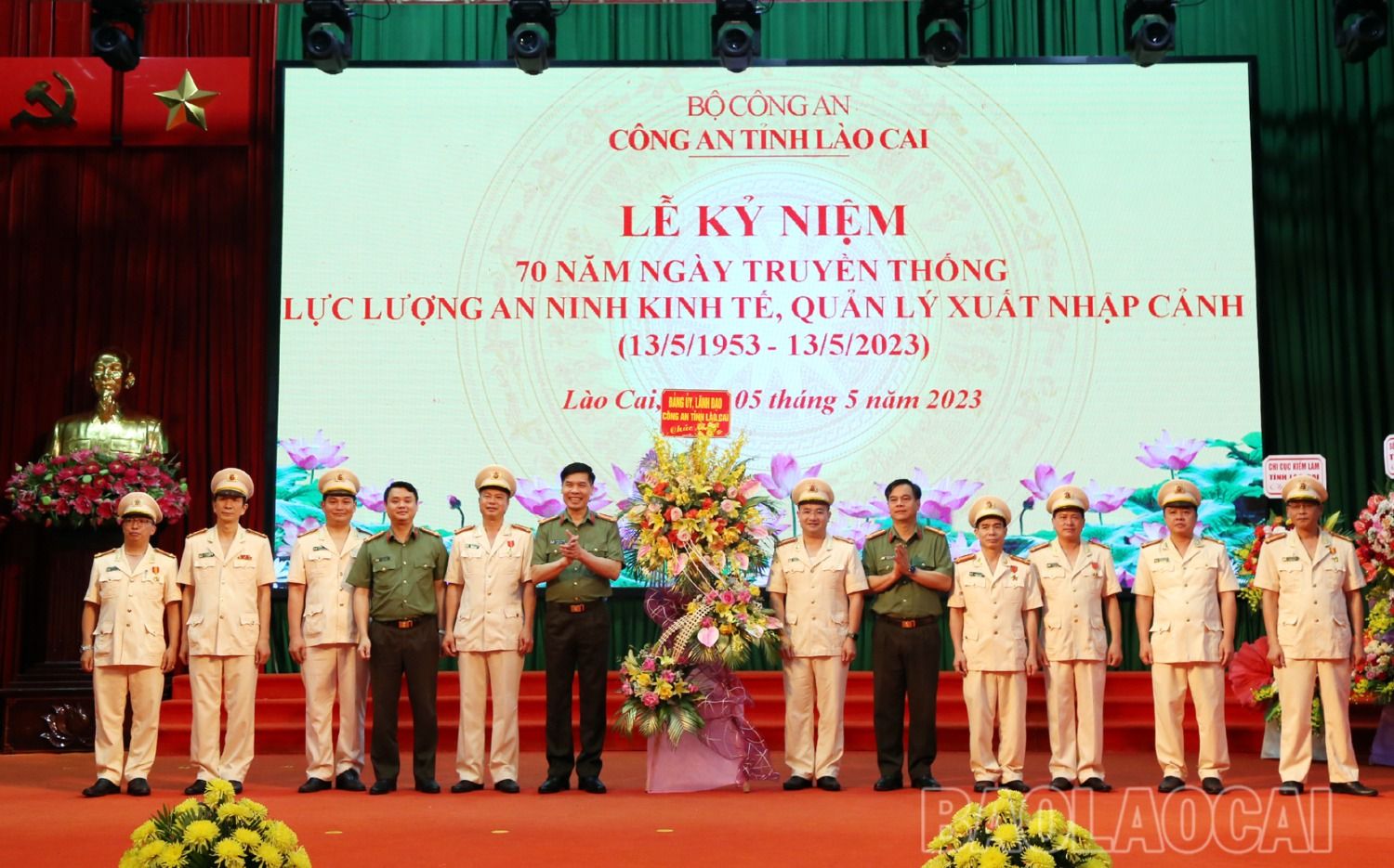 Lãnh đạo Công an tỉnh tặng hoa chúc mừng Phòng An ninh kinh tế, Phòng Quản lý Xuất nhập cảnh tại lễ kỷ niệm. 5.JPG