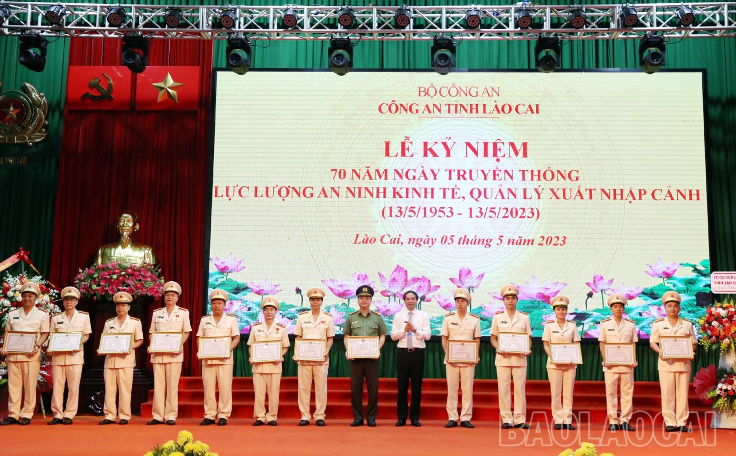 Chủ tịch UBND tỉnh Trịnh Xuân Trường tặng Bằng khen cho các tập thể, cá nhân có nhiều thành tích. 7.JPG