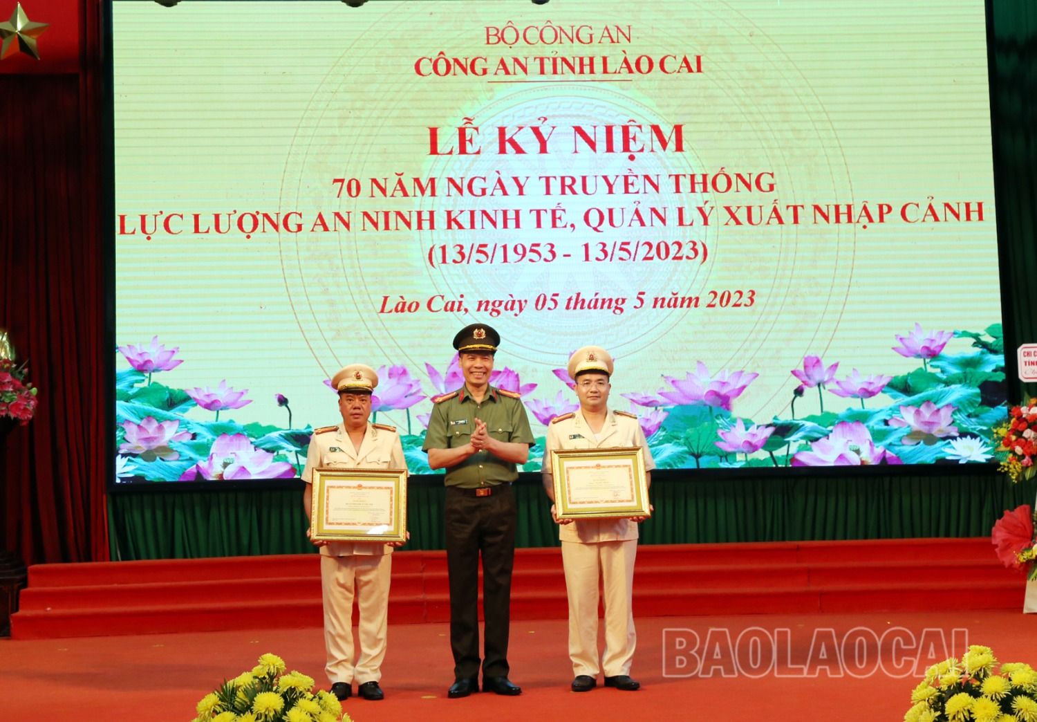 Thừa ủy quyền, đồng chí Cao Minh Huyền, Giám đốc Công an tỉnh tặng Bằng khen của Bộ Công an cho 1 tập thể, 1 cá nhân tiêu biểu. 6.JPG