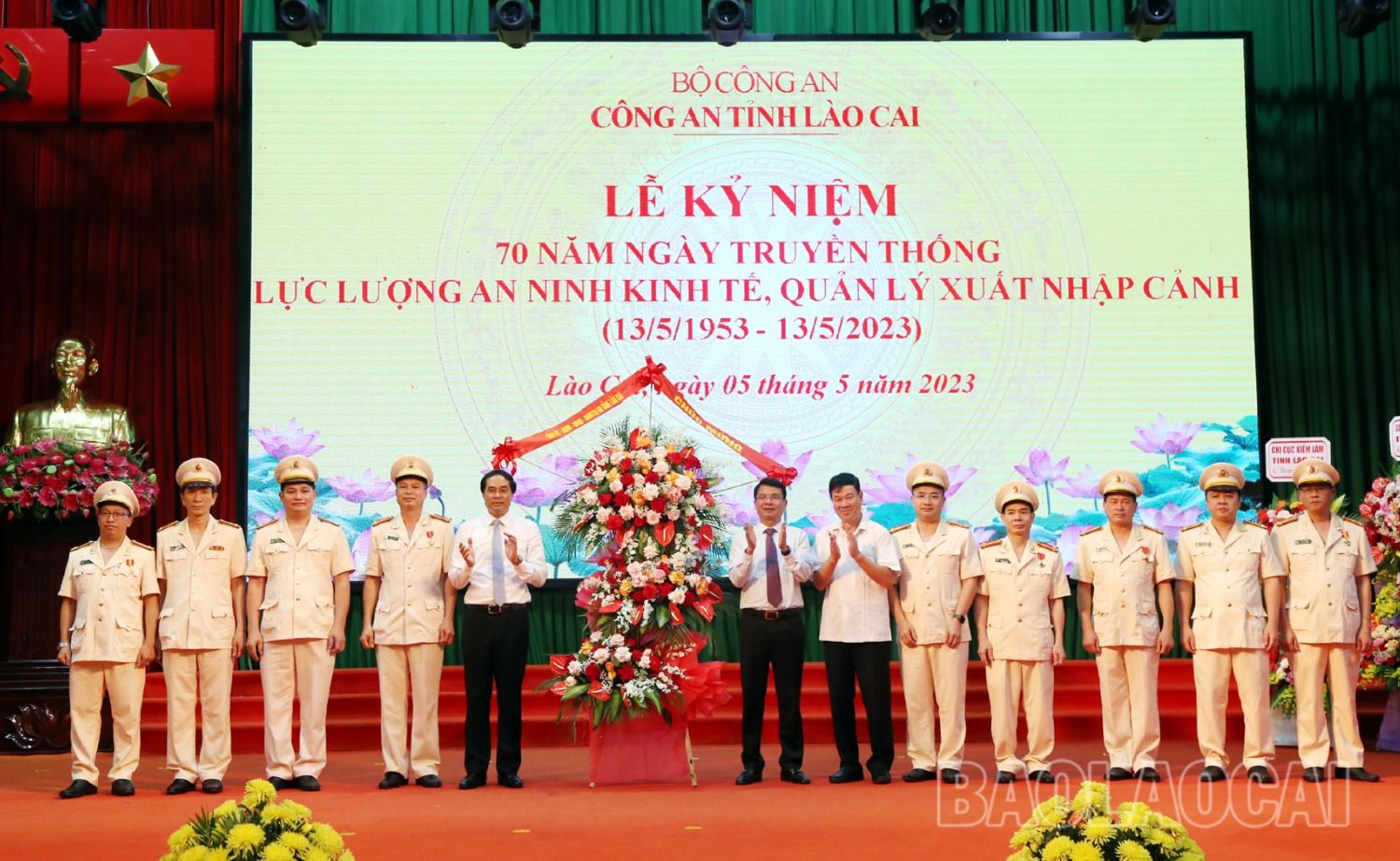 Các đồng chí lãnh đạo tỉnh đã tặng hoa chúc mừng lực lượng An ninh kinh tế, Quản lý xuất nhập cảnh (Công an tỉnh). 4.JPG