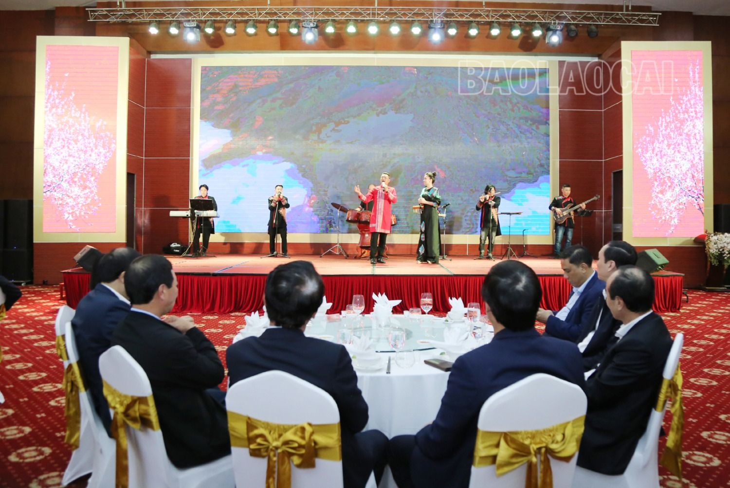 Các đại biểu thưởng thức chương trình văn nghệ chào mừng tại buổi gặp mặt. 2-8739-4114.jpg