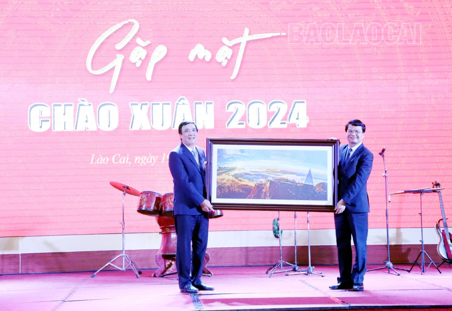 Lãnh đạo Tỉnh ủy hai địa phương tặng quà lưu niệm chúc mừng năm mới 2024. 6-1378-1205.jpg