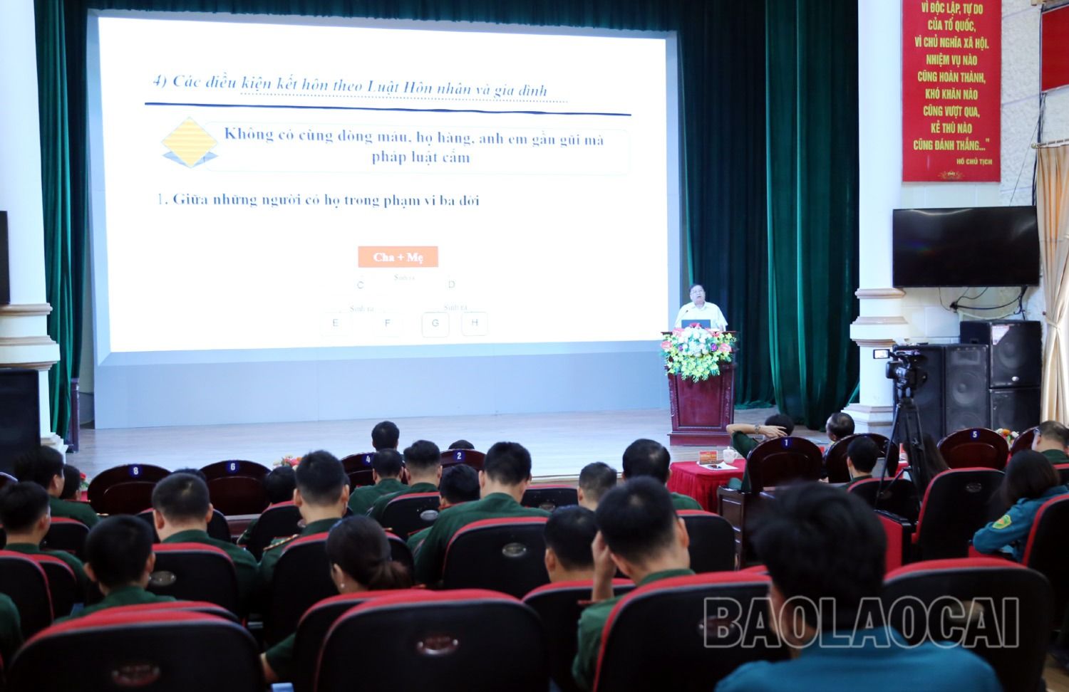 Đại diện Ban Dân tộc tỉnh tuyên truyền về phòng, chống tảo hôn, hôn nhân cận huyết thống và phát triển tầm vóc, thể lực người Lào Cai. 5.JPG
