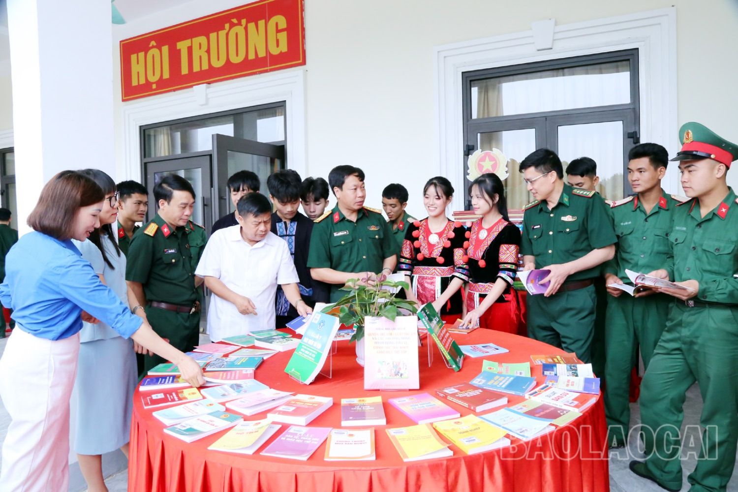 Các đại biểu tham quan khu trưng bày, giới thiệu sách, tài liệu giáo dục pháp luật. 7.JPG
