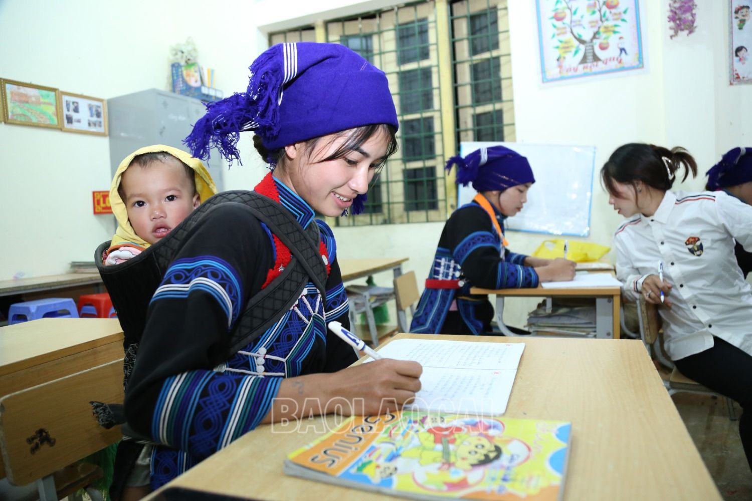 Phụ nữ tham gia lớp học đều đã lập gia đình riêng. Trước đây, vì hoàn cảnh gia đình, nhiều phụ nữ chưa được đi học. Được sự quan tâm, động viên của các thầy, cô giáo, buổi tối một số chị em địu cả con nhỏ đến lớp học chữ. 4.JPG