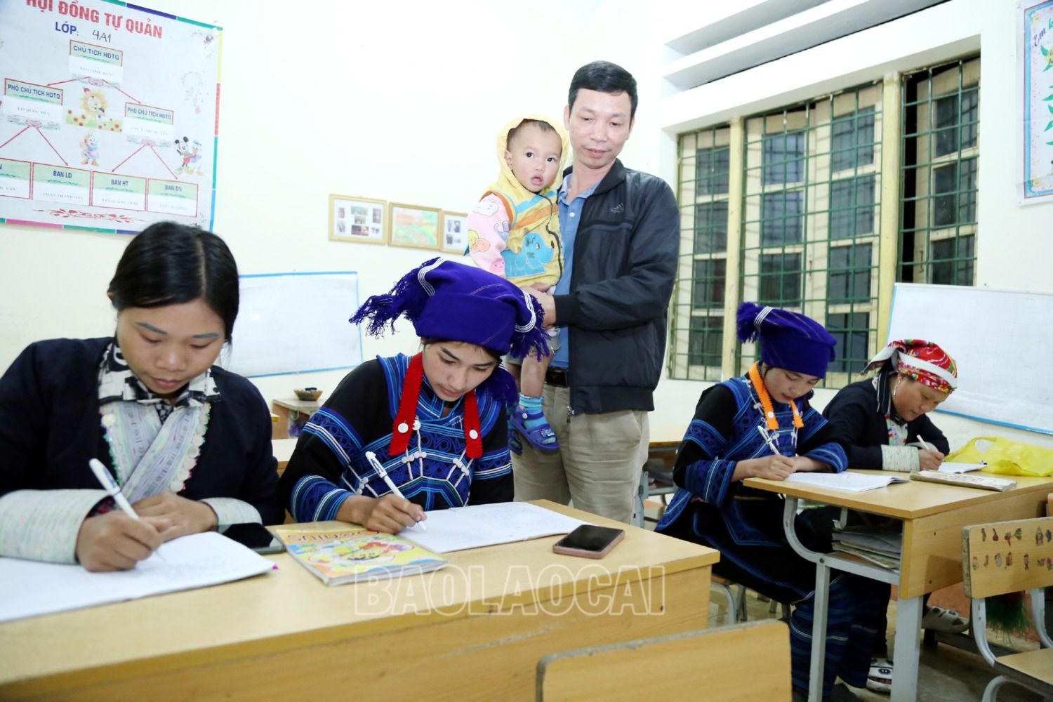 Thầy giáo Nguyễn Văn Trường có nhiều năm gắn bó với công tác dạy học xóa mù chữ cho đồng bào vùng cao xã A Lù. Có những buổi lên lớp, thầy Trường vừa bế con nhỏ giúp học viên, vừa hướng dẫn học viên làm bài tập tại lớp. 9.JPG