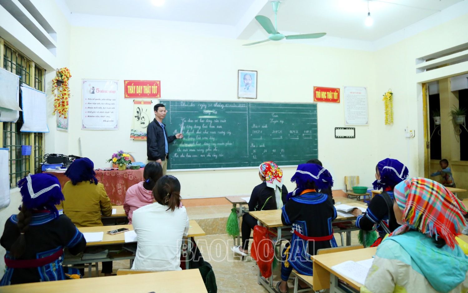 Lớp học xóa mù chữ diễn ra vào các buổi tối từ Chủ nhật đến thứ Năm hàng tuần, do các thầy, cô giáo Trường Phổ thông Dân tộc bán trú Tiểu học và THCS xã A Lù giảng dạy. 2.JPG