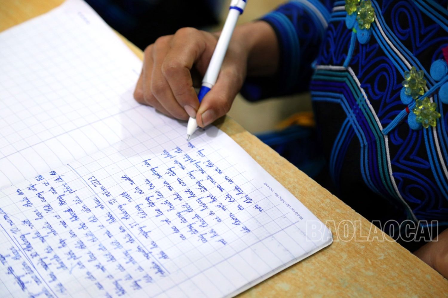 Nhiều chị em viết chữ rất đẹp, trình bày trang vở sạch sẽ. 6.JPG