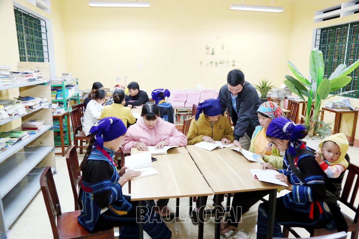Cùng với chương trình học trên lớp, học viên tham gia lớp xóa mù chữ tại Trường Phổ thông Dân tộc bán trú Tiểu học và THCS xã A Lù được lên thư viện của trường đọc sách, truyện. 10.JPG