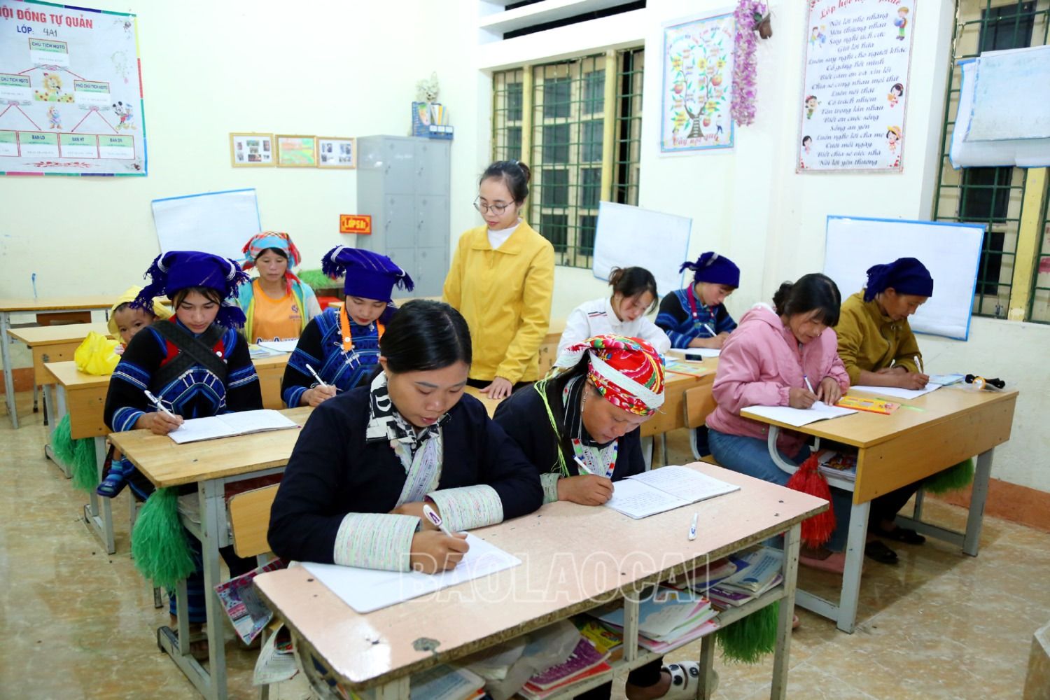 Hiện nay lớp học có 19 học viên, đều là phụ nữ dân tộc Hà Nhì, Dao đỏ xã A Lù. Trong đó, học viên nhiều tuổi nhất sinh năm 1985. Học viên ít tuổi nhất sinh năm 2000. 3.JPG