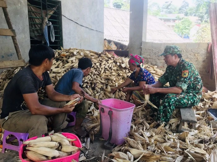 Đồn biên phòng Si Ma Cai tuyên truyền về phòng chống tảo hôn và bạo lực gia đình trong “Tháng Ba biên giới” - Ảnh 1.