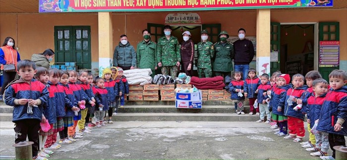 Đồn biên phòng Si Ma Cai tuyên truyền về phòng chống tảo hôn và bạo lực gia đình trong “Tháng Ba biên giới” - Ảnh 3.