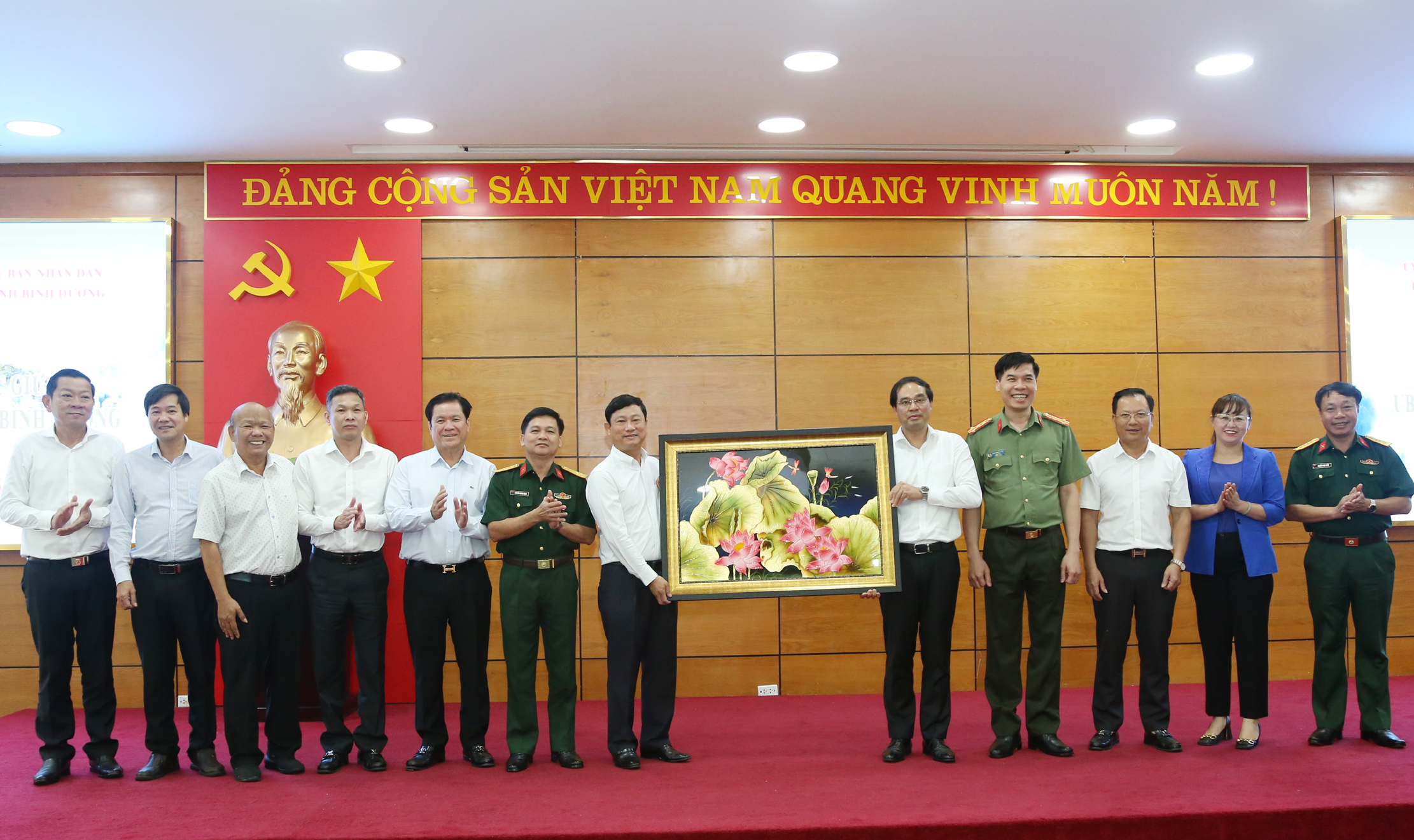 Đoàn công tác của tỉnh Bình Dương tặng quà tỉnh Lào Cai. LV1.jpg