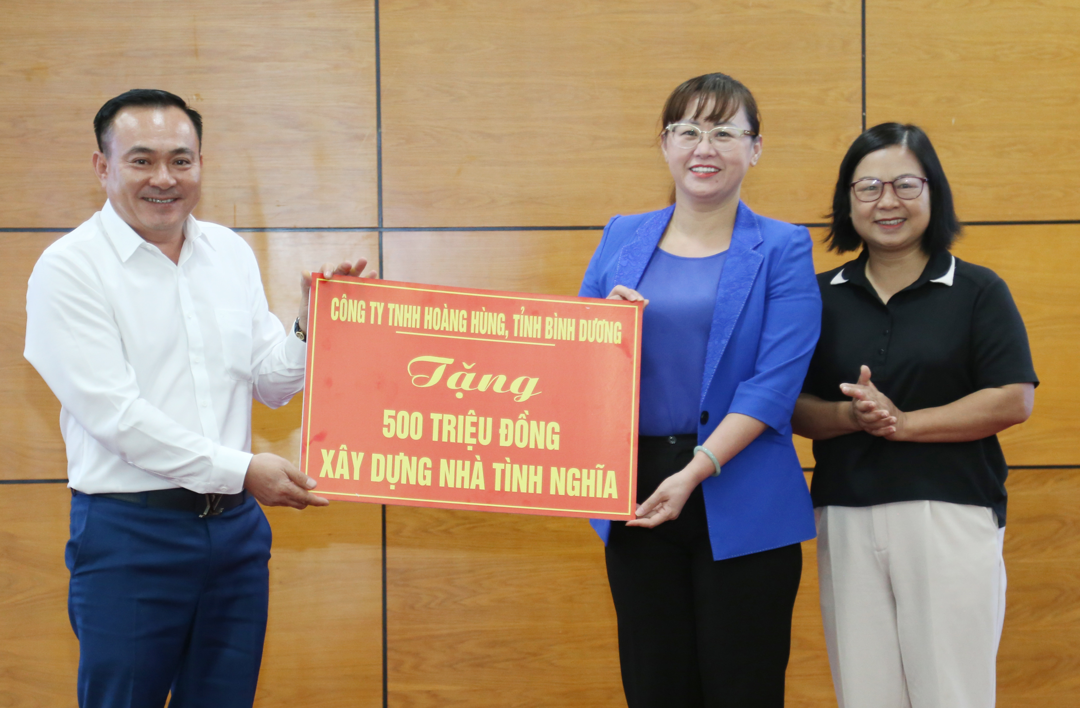Công ty TNHH Hoàng Hùng (Bình Dương) tặng 500 triệu đồng xây dựng nhà tình nghĩa. LV3.jpg