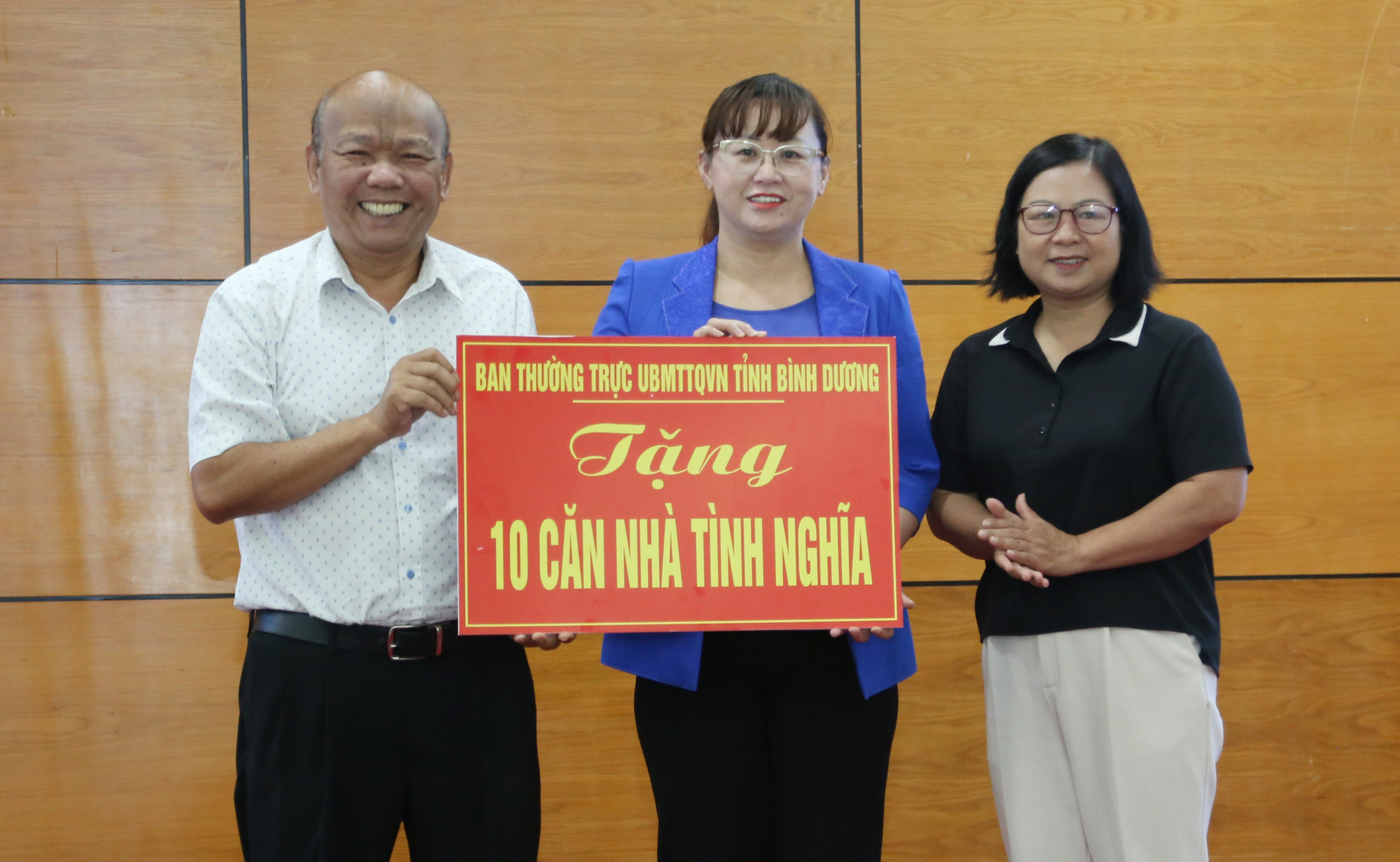 Ban Thường trực Ủy ban MTTQ tỉnh Bình Dương trao tặng 800 triệu đồng xây 10 căn nhà tình nghĩa. LV5.jpg