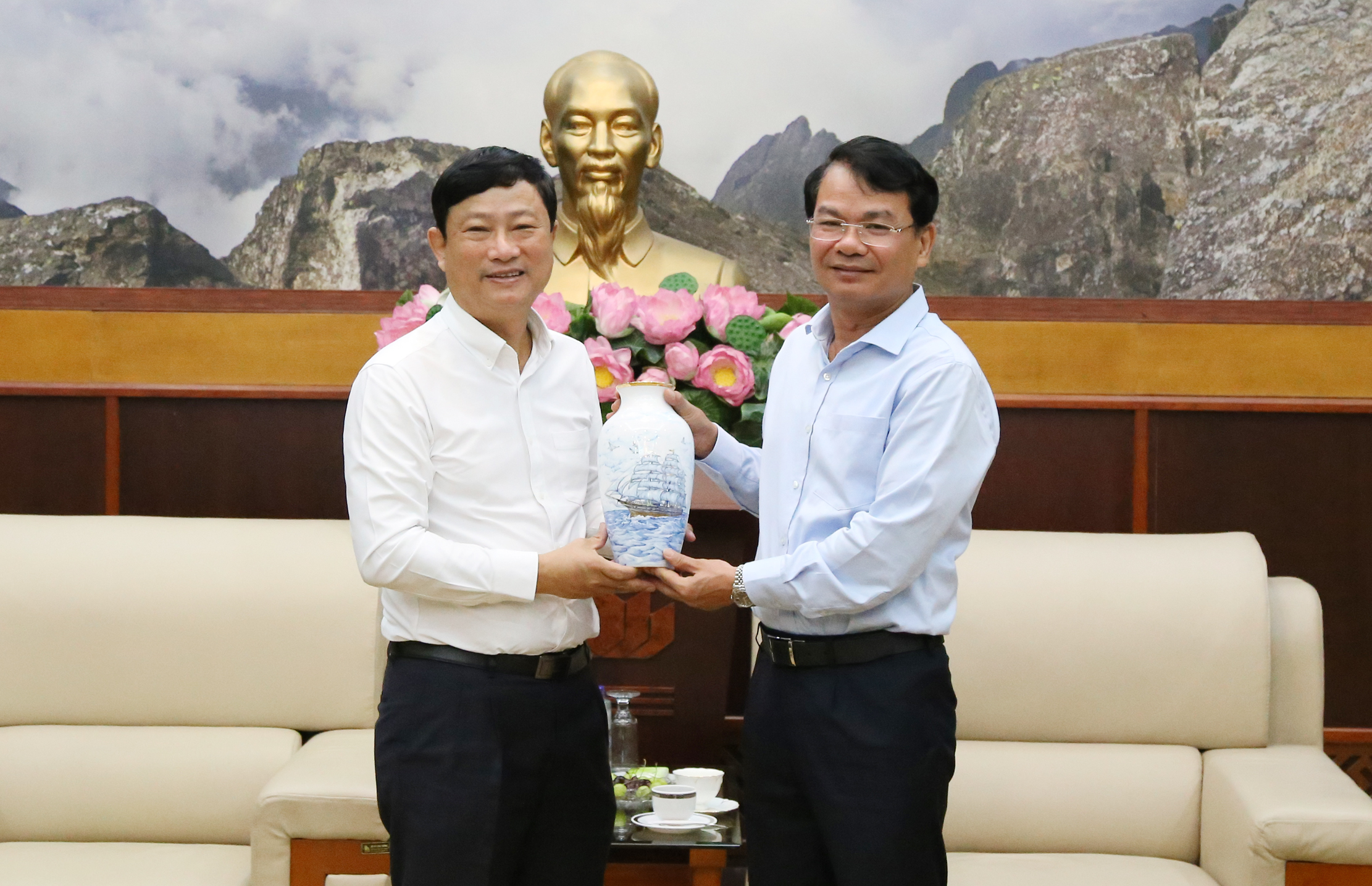 Chủ tịch UBND tỉnh Bình Dương Võ Văn Minh tặng quà Bí thư Tỉnh ủy Lào Cai Đặng Xuân Phong. T2.jpg