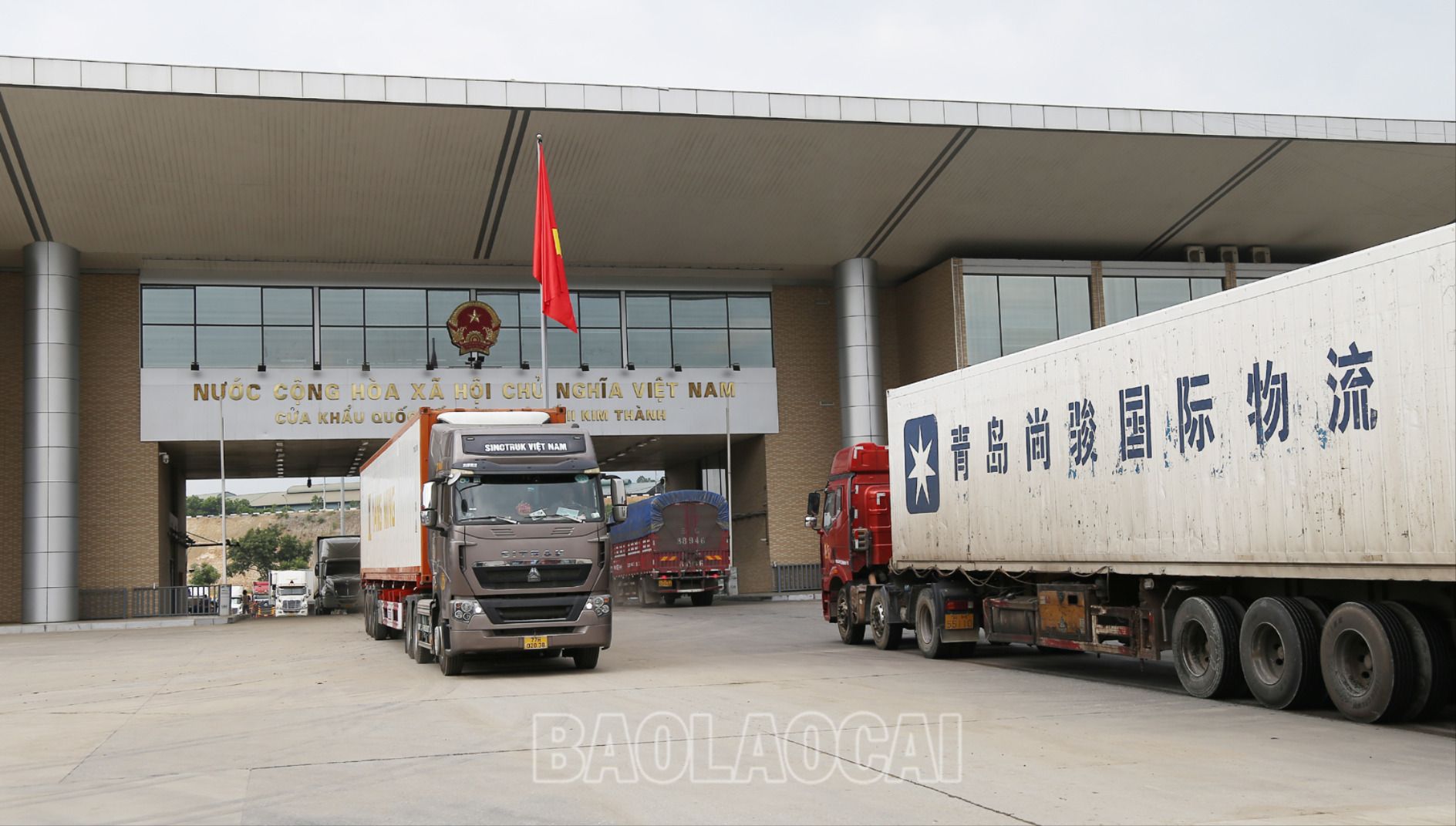 Hoạt động xuất - nhập khẩu hàng hóa qua Cửa khẩu Quốc tế đường bộ Kim Thành II. TC.jpg