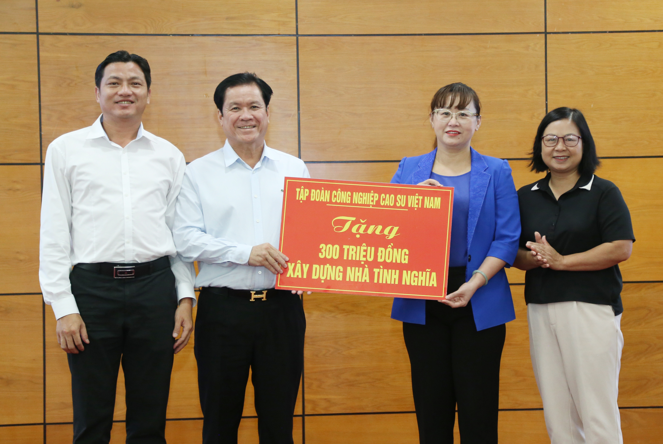 Tập đoàn cao su Việt Nam tặng 300 triệu đồng xây dựng nhà tình nghĩa. LV4.jpg