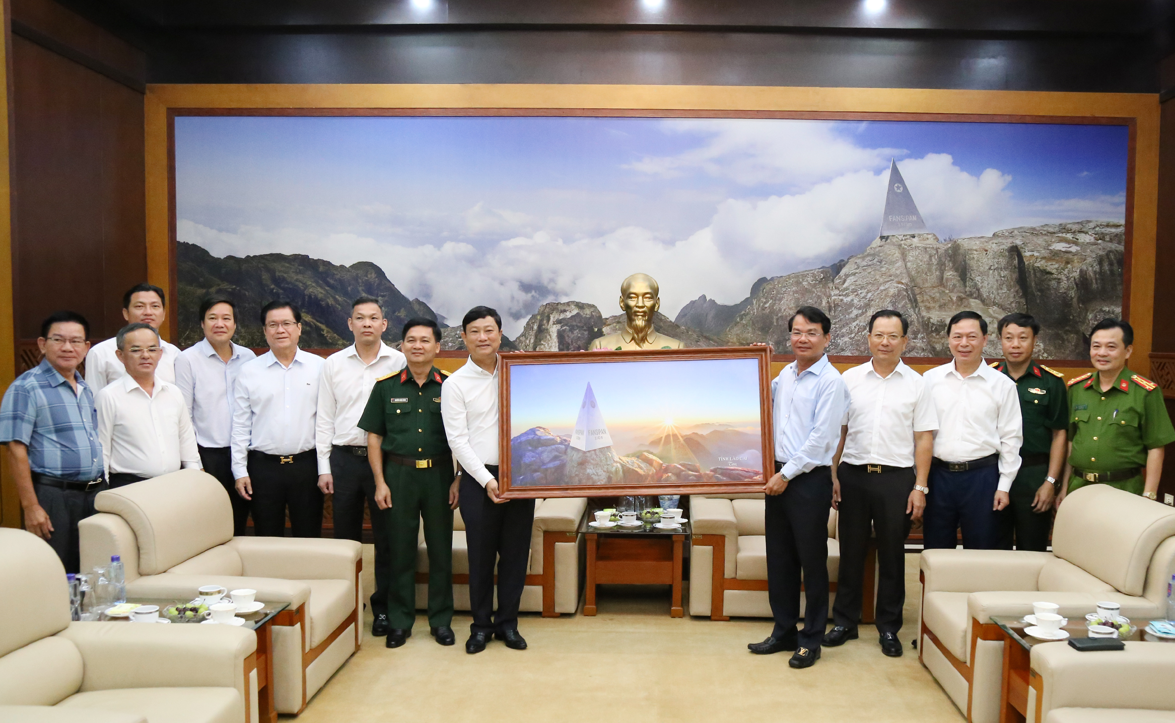 Bí thư Tỉnh ủy Lào Cai tặng quà đoàn công tác tỉnh Bình Dương. T1.jpg
