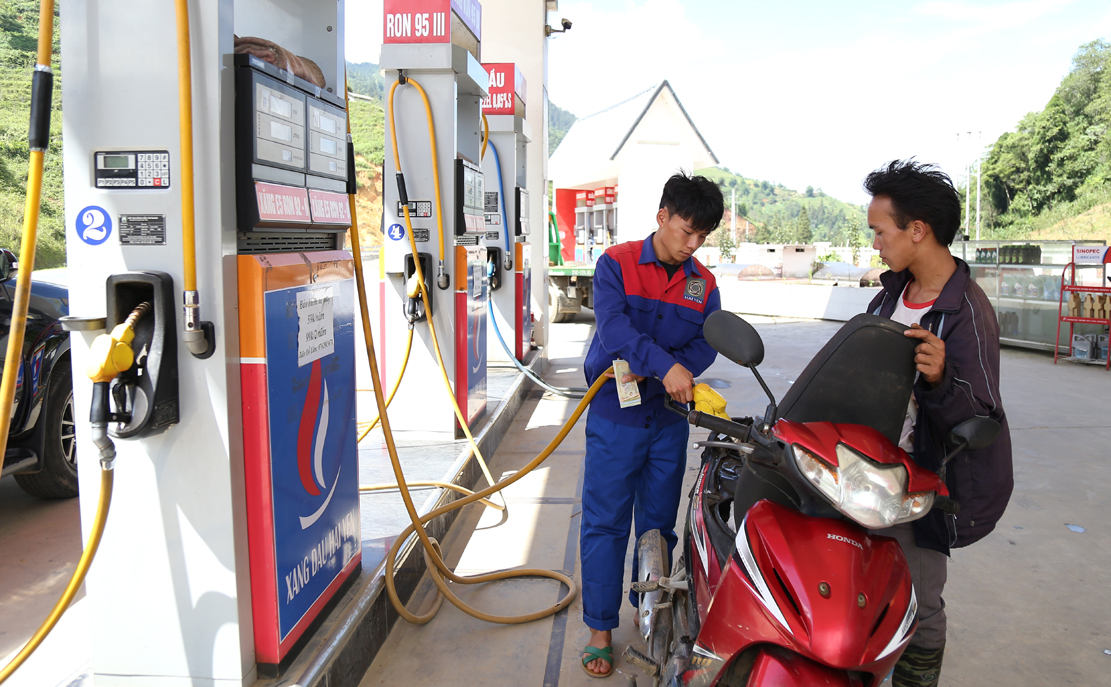 Giá xăng, dầu được điều chỉnh đã góp phần làm chỉ số nhóm giao thông giảm. CS5.jpg