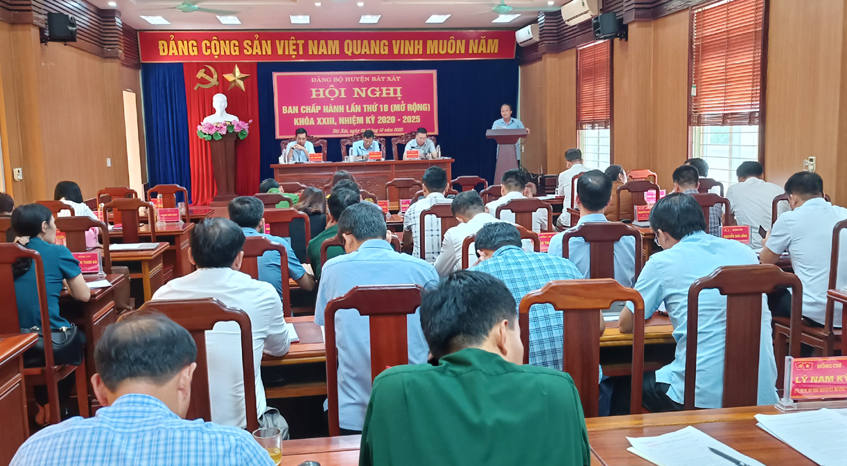 Các đại biểu thảo luận đề xuất giải pháp thực hiện nhiệm vụ những tháng còn lại của năm. BX.jpg