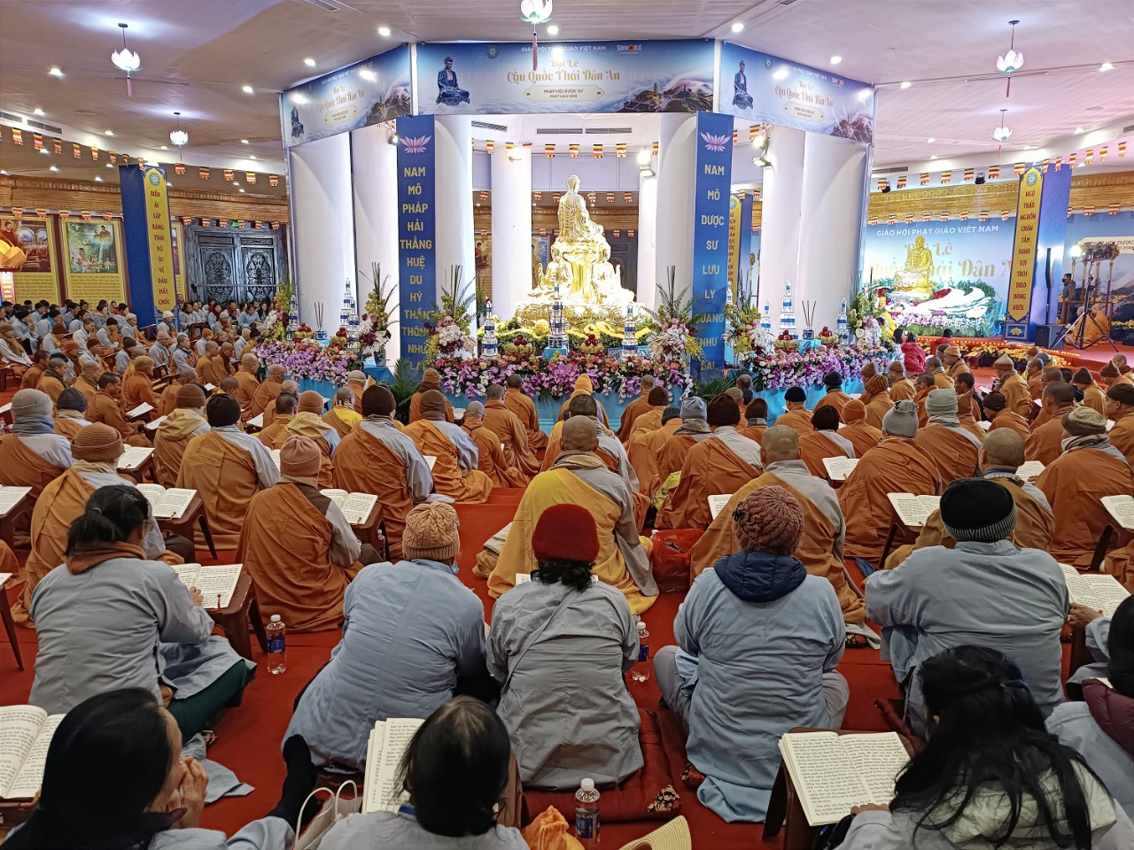 Lễ dâng hương cầu quốc thái dân an được tổ chức trang trọng trong lòng đại tượng Phật A Di Đà. C11.jpg