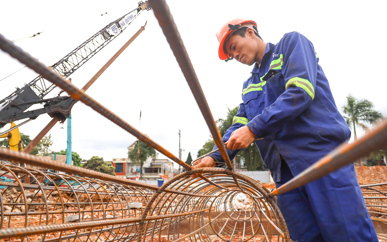 Công nhân sớm bắt nhịp làm việc sau tết..jpg