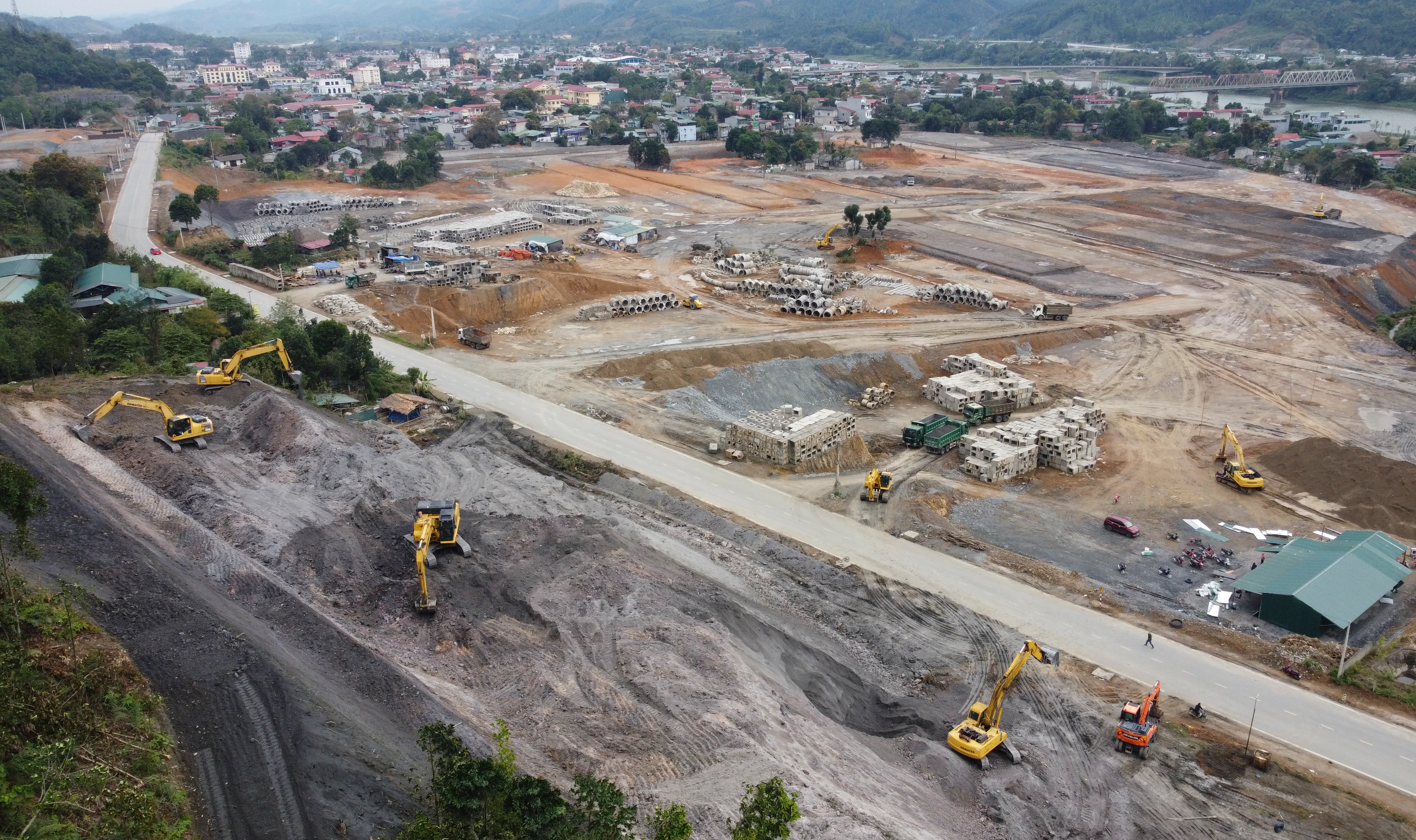 Nhộn nhịp trên công trường dự án khu đôi thị mới Phú Long..JPG