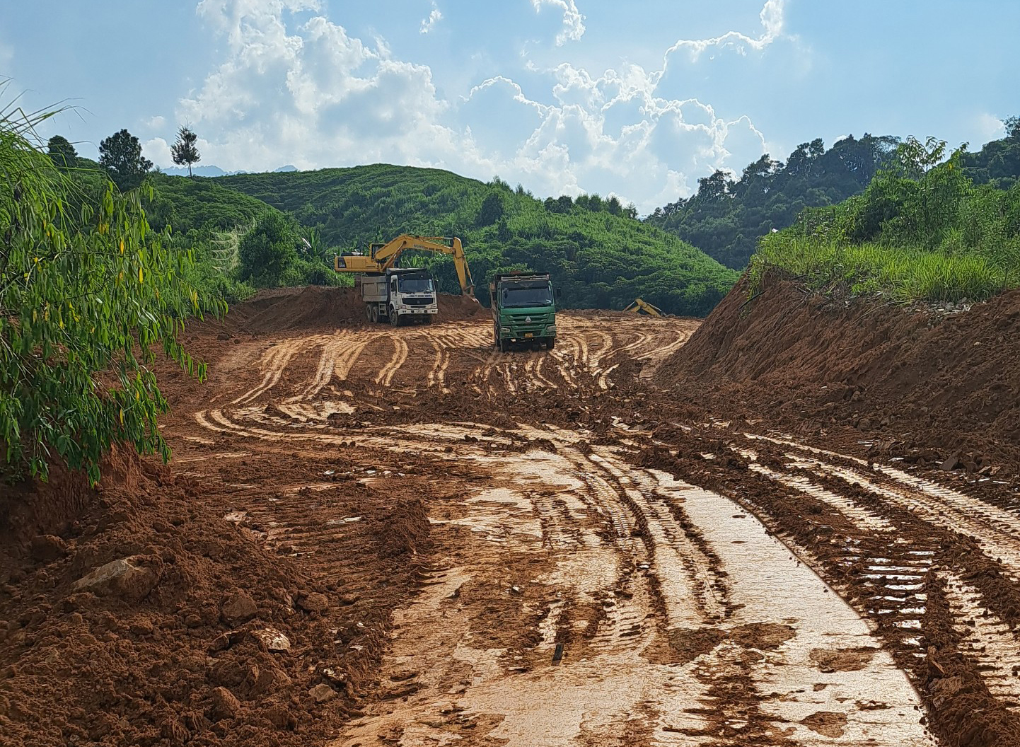 Trên công trường dự án đường Trịnh Tường - Cốc Mỳ đã nhộn nhịp trở lại. 3.jpg