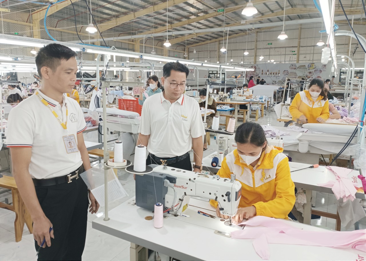 Thu nhập người lao động năm 2023 bình quân đạt 8 triệu đồng/người/tháng. may-2-8273.jpg