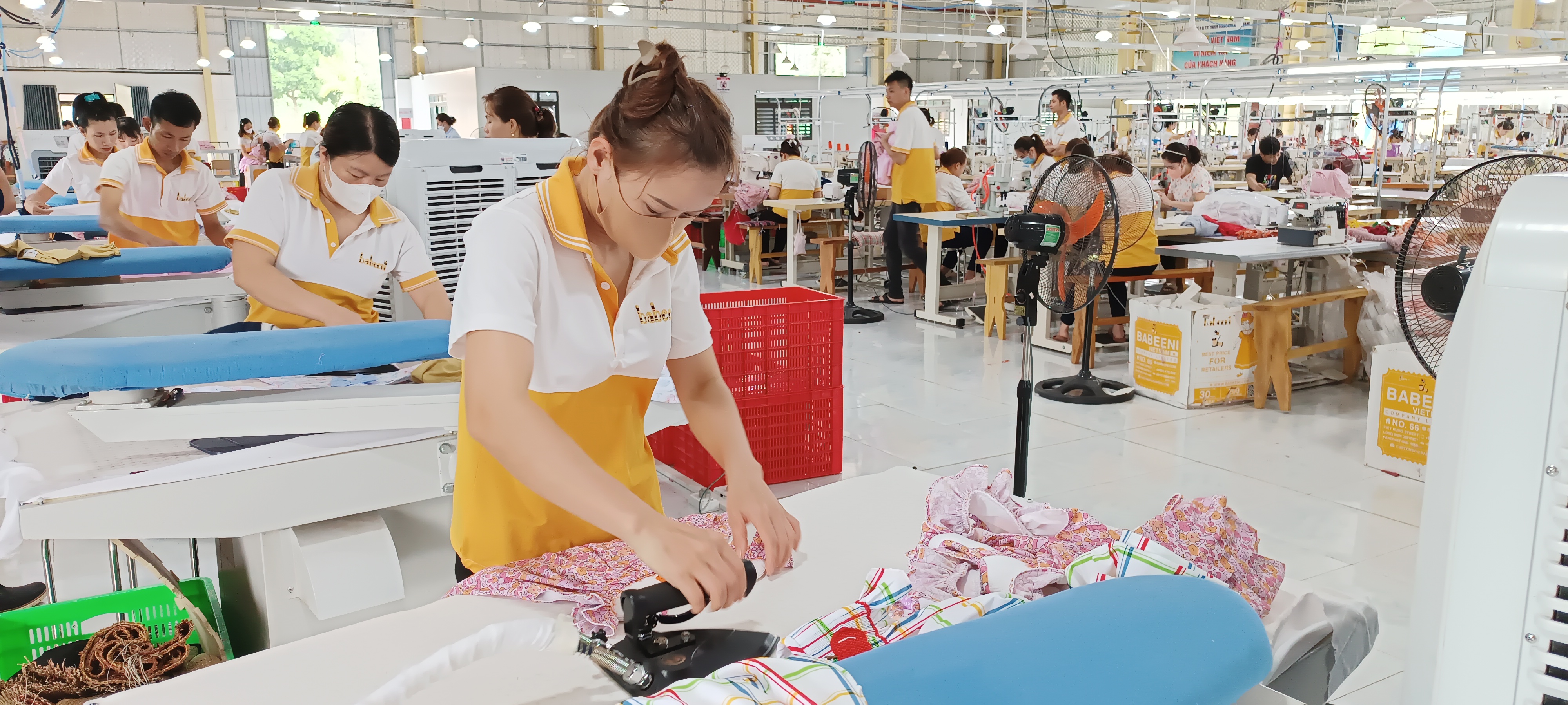 Nhà máy thực hiện nghiêm các quy định về vệ sinh an toàn lao động, phòng chống cháy nổ, trang bị đầy đủ bảo hộ lao động cho công nhân. img-20230705-093322-7938.jpg