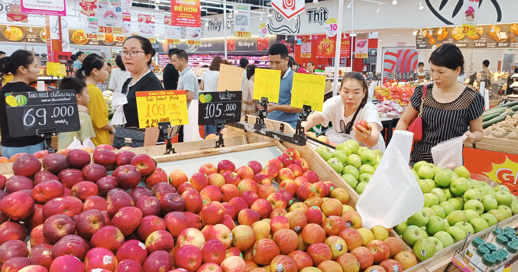 Sức mua hàng hóa tăng mạnh, kéo theo tổng mức bán lẻ hàng hóa tăng. TD.jpg