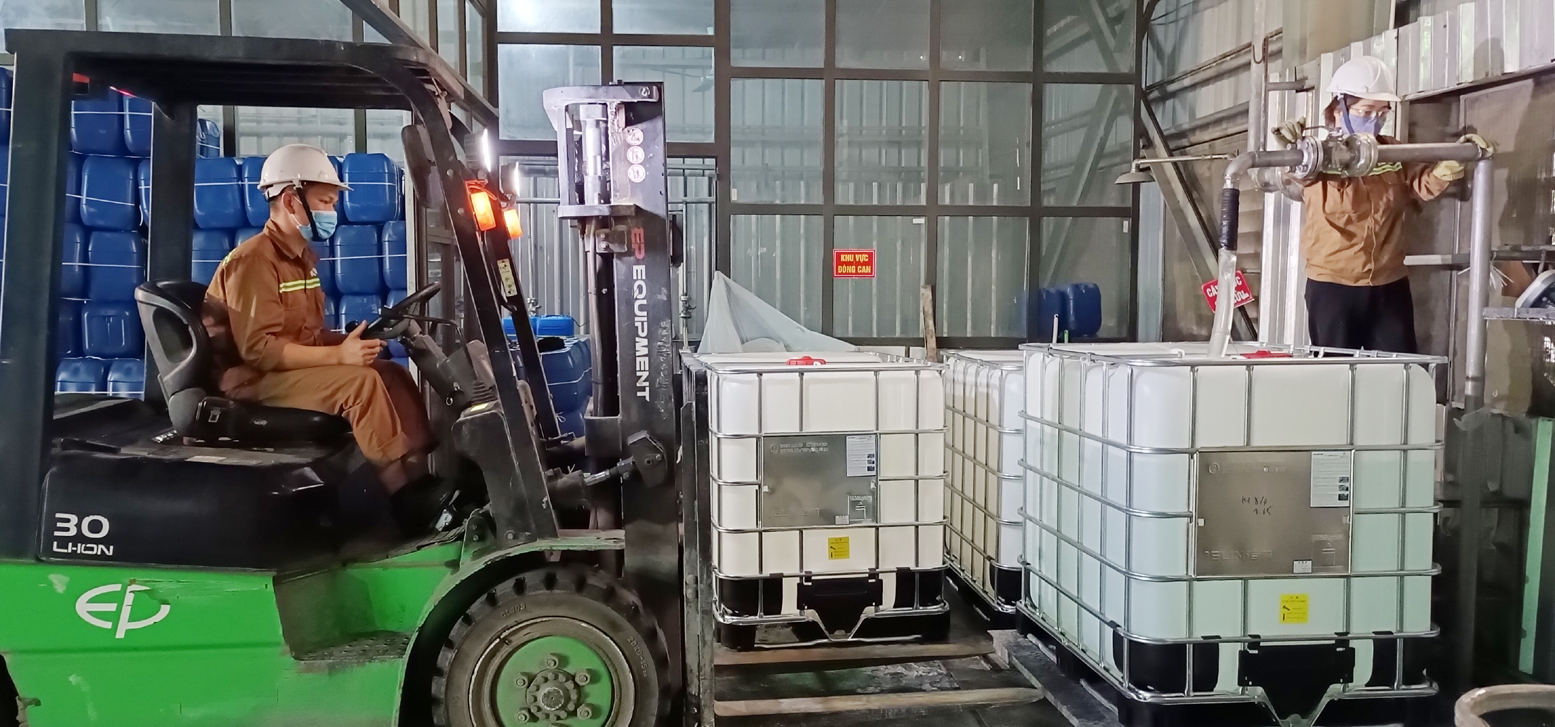 Các nhà máy sản xuất hóa chất tại Công ty Cổ phần Hóa chất Đức Giang Lào Cai hoạt động liên tục để kịp giao các đơn hàng xuất khẩu. CN1.jpg