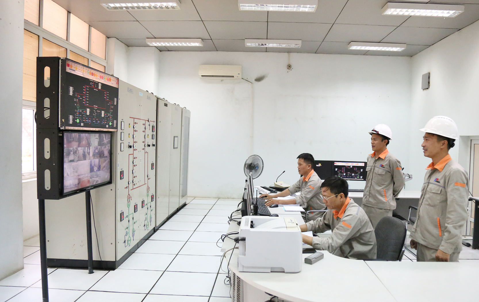 Nhà máy Thủy điện Bắc Hà - nhà máy thủy điện có công suất lớn nhất tỉnh duy trì 100% quân số trực vận hành đảm bảo đưa điện lên lưới điện quốc gia liên tục, ổn định. CN7.jpg