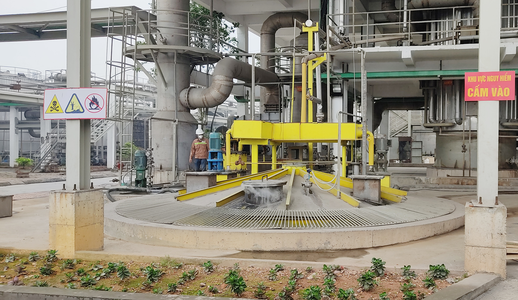 Công nhân Công ty Cổ phần Hóa chất Đức Giang Lào Cai vận hành dây chuyền sản xuất hóa chất. CN4.jpg