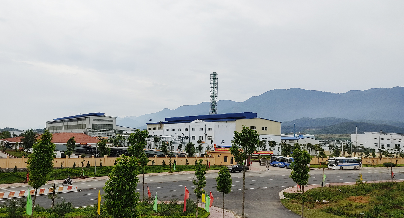 Xe đưa đón công nhân vào nhận ca tại Nhà máy Luyện đồng 2 tại xã Bản Qua (huyện Bát Xát). CN3.jpg