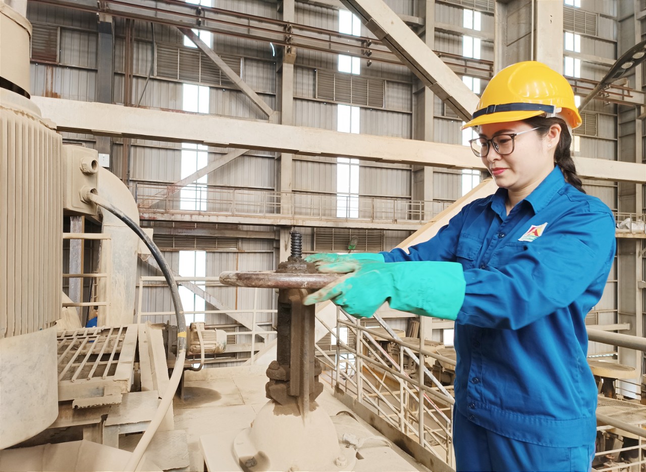 Nhiều doanh nghiệp, nhà máy sản xuất công nghiệp trên địa bàn tỉnh vẫn duy trì hoạt động trong những ngày tết. A19.jpg