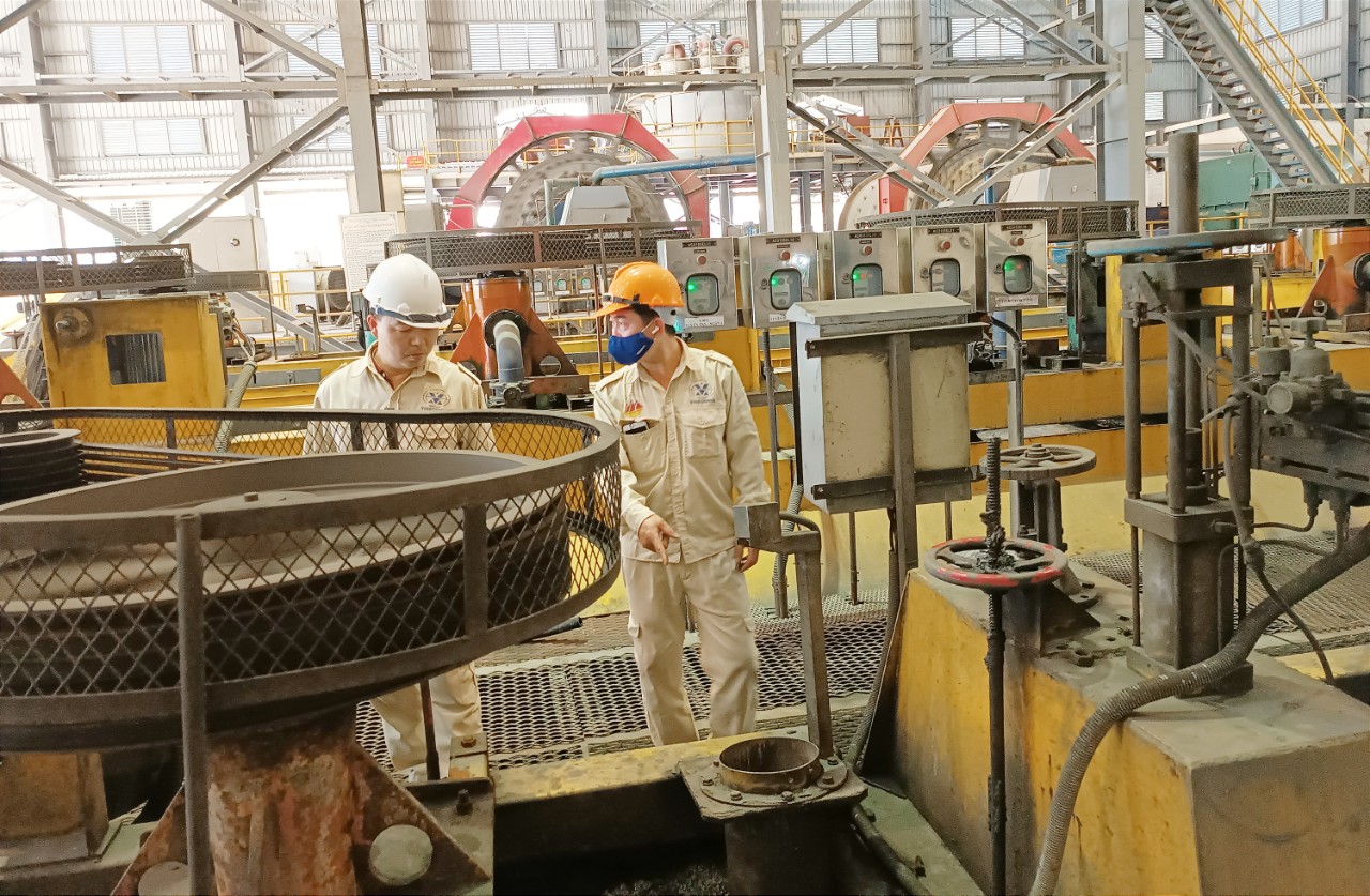 Trên khai trường khai thác quặng đồng, trạm nghiền, băng tải cấp liệu, dây chuyền tuyển quặng đồng… thuộc Công ty Cổ phần đồng Tả Phời đều duy trì quân số như ngày thường. A22.jpg