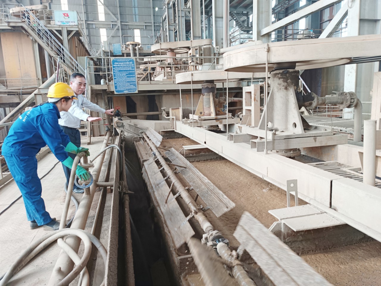 Anh Nguyễn Văn Hạnh, công nhân Chi nhánh Nhà máy Luyện đồng Tằng Loỏng chia sẻ: Do đặc thù công việc, chúng tôi chủ động bố trí, sắp xếp việc gia đình sao cho hợp lý và luân phiên trực ca. Vì vậy, nhiều năm qua, việc đi làm trong dịp tết không gây khó khăn với tôi. A18.jpg