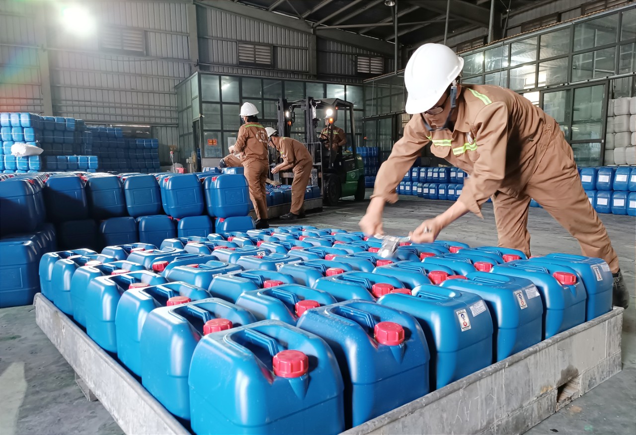 Các doanh nghiệp, nhà máy sản xuất công nghiệp duy trì sản xuất trong những ngày tết. A4.jpg